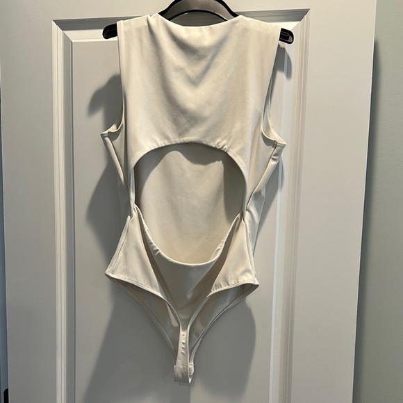 Express Ivory Sleeveless Fitted Bodysuit - Picture 3 of 4